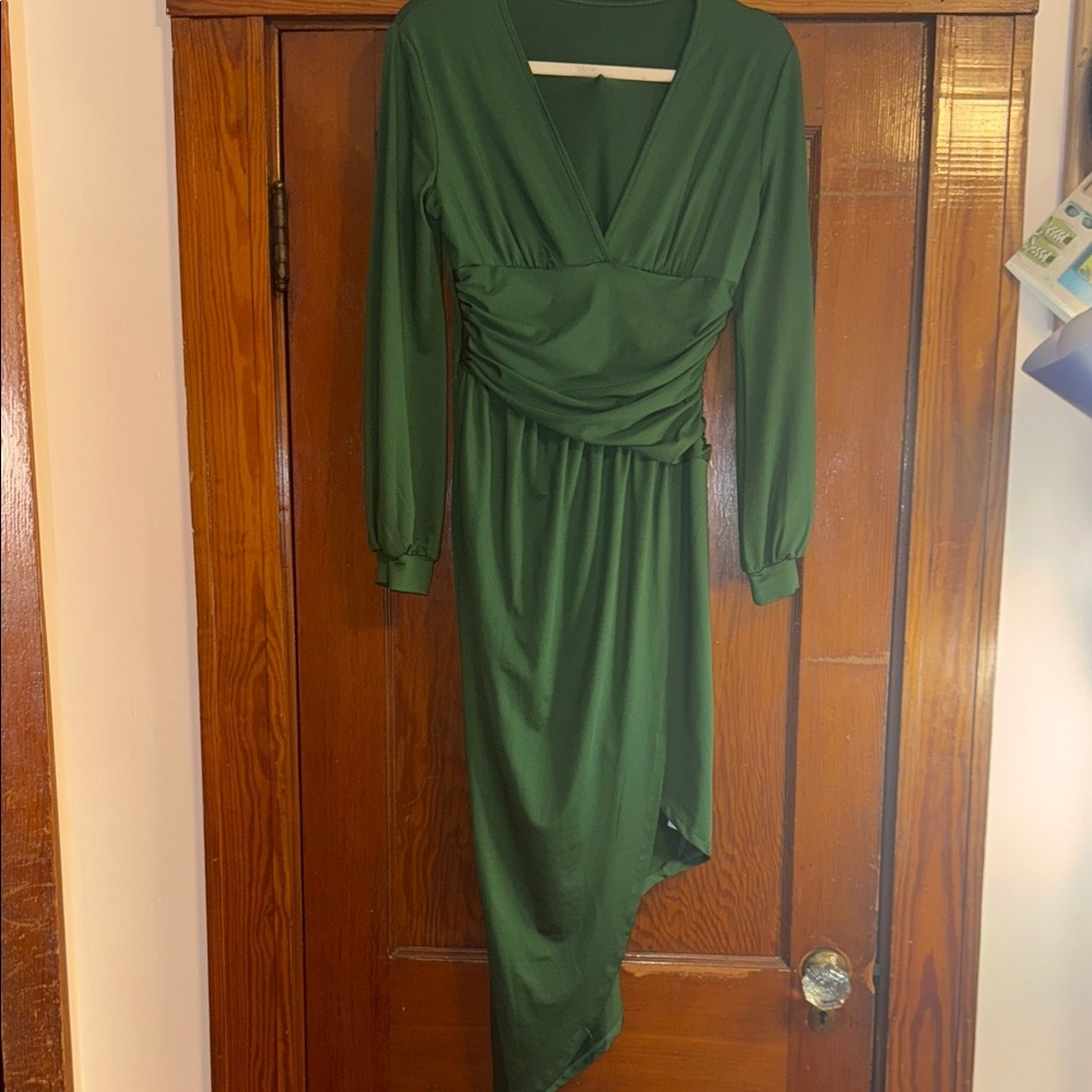 Elegant Emerald Green Long Sleeve Cocktail Dress